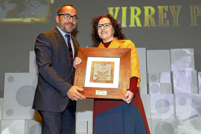 MEJOR PROYECTO DE SORIA Beatriz Martínez, CEO del restaurante Virrey Palafox, recibe el reconocimiento al mejor proyecto de la provincia de la mano de Luis Rey, presidente de la Diputación de Soria.