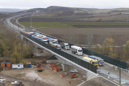 Prueba de carga de un viaducto de la obra del AVE a Burgos.-ISRAEL L. MURILLO
