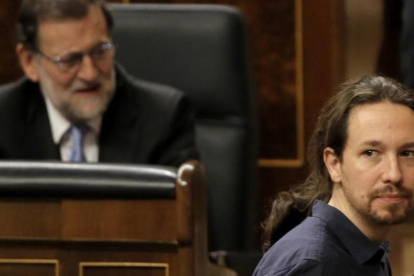 Pablo Iglesias pasa ante Mariano Rajoy, en el Congreso de los Diputados.-JOSÉ LUIS ROCA