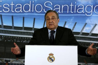El presidente del Real Madrid, Florentino Pérez, en una rueda de prensa en el Estadio Santiago Bernabéu-Foto: DAVID CASTRO