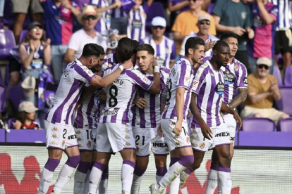 Jugadores del Real Valladolid celebran un gol al Mirandés.