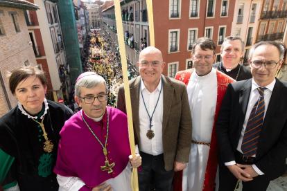 Procesión de Las Palmas del Domingo de Ramos, en el centro de la imagen el arzobispo de Valladolid, Luis Argüello, y el alcalde de la ciudad, Jesús Julio Carnero