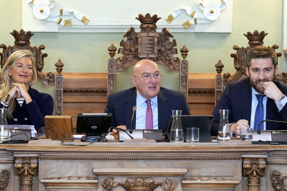 Irene Carvajal, Jesús Julio Carnero y Francisco Blanco, durante el pleno del Ayuntamiento.