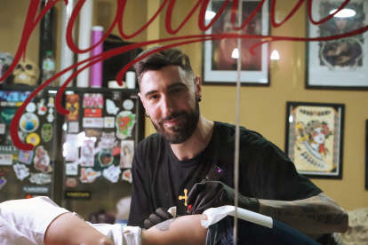 Sergio Castro, tatuador del estudio 'Santo Pecado' en Valladolid