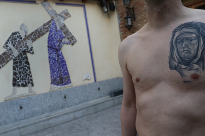 Rostro de la Virgen de la Amargura tatuado en el torso
