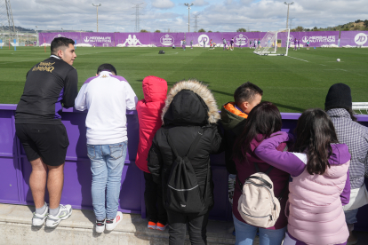 Entrenamiento del Real Valladolid con visita de niños.