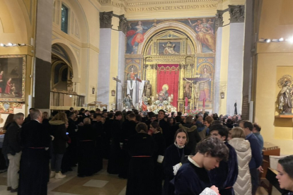 Cofrades en el interior de la iglesia de las Angustias para asistir a la procesión de El Encuentro de la Santísima Virgen con su Hijo en la Calle de la Amargura