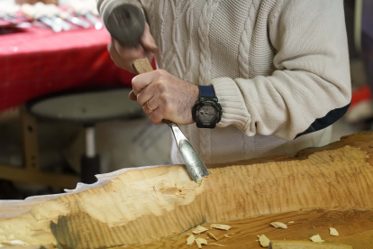 El imaginero Ángel Martín, en su taller de Medina de Rioseco (Valladolid)