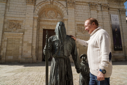 El imaginero Ángel Martín, en su taller de Medina de Rioseco (Valladolid)