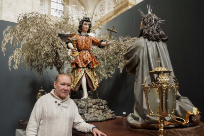 El imaginero Ángel Martín, junto al paso de La oración del Huerto de Medina de Rioseco (Valladolid), donde ha realizado labores de restauración