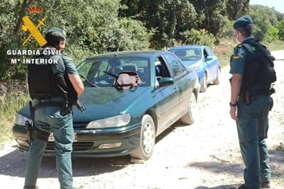 Vehículo localizado por la Guardia Civil en Corrales y en el que pasó la víctima dos días secuestrada