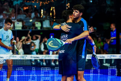 Coello se abraza con Tapia tras ganar la semifinal en Puerto Cabello