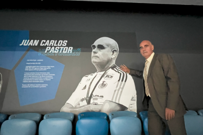 Juan Carlos Pastor junto a su imagen en el 'Muro de las Leyendas' en Szeged.