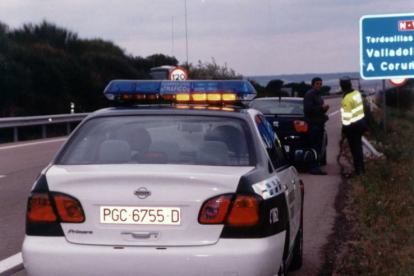 Guardia Civil de tráfico atendiendo a un conductor. 1990