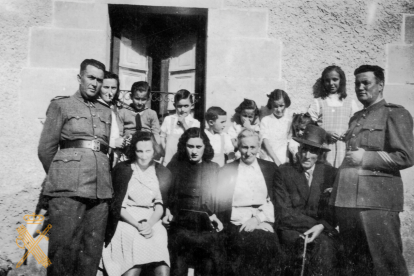 Hermanos José Ramón y Francisco Huidobro Gallo, suboficiales de la Guardia Civil con familia. 1942