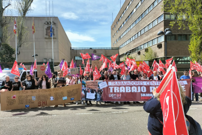 Concentración de los trabajadores del Centro Estrada ante la Delegación del Gobierno de Castilla y León.