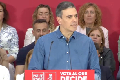 Sánchez acusa a PP y VOX de "banalizar la dictadura franquista"