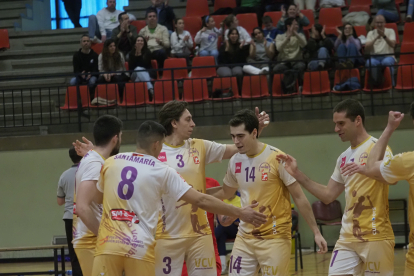 El equipo del UVa VCV en su despedida de la Superliga 2 de voleibol.