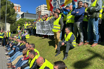 Concentración de agricultores independientes frente a la Delegación del Gobierno de Castilla y León, junto a la Plaza del Milenio. E. M.