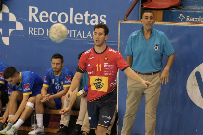 Alejandro Pisonero, en primer plano, con la camiseta de la selección española júnior en un amistoso ante su equipo, el Recoletas de su padre David Pisonero.