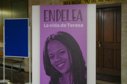 Imágenes de la exposición de la Vida de Teresa Rodriguez en el hall de la facultad de Medicina.