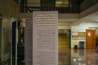 Imágenes de la exposición de la Vida de Teresa Rodriguez en el hall de la facultad de Medicina.