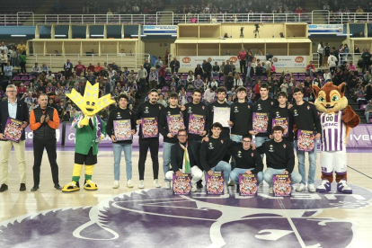 El filial blanquivioleta, Caja Rural Real Valladolid,  es homenajeado en el descanso por su ascenso a la Liga EBA