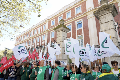 Concentración de la Agrupación de Profesionales de Área de Castilla y León (AMEACyL) ante la Consejería de Sanidad