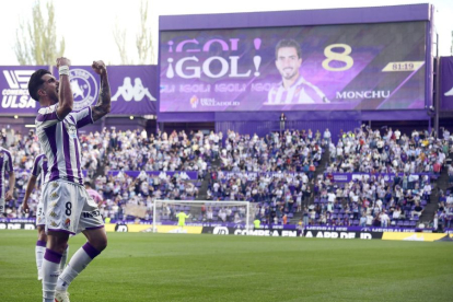 Monchu festeja su gol con su imagen en el marcador electrónico.