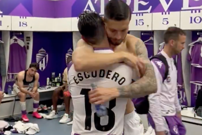 Javi Sánchez abraza a Escudero en el vestuario
