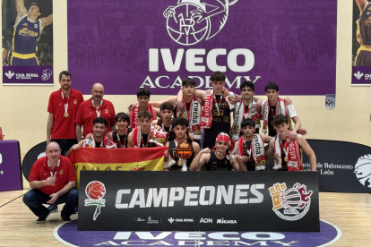 CB La Flecha posa en Pisuerga con el trofeo de campeón de Castilla y León.