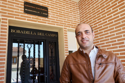 El alcalde de Bobadilla del Campo, Francisco Pastor, en el nuevo bar municipal