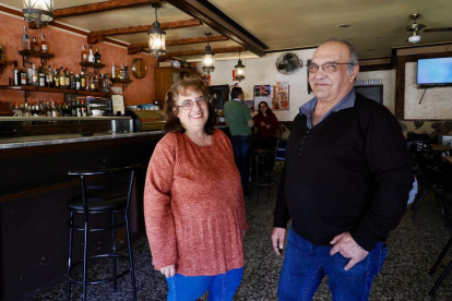 Luis y Patricia, cantineros del único bar de Castrejón de Trabancos