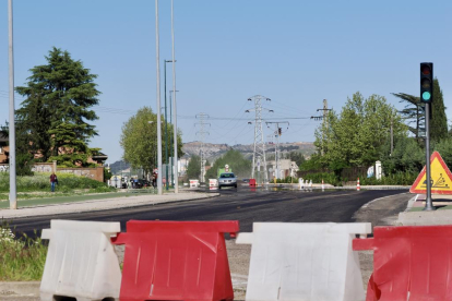La carretera de Santovenia cortada por las obras del carril bici