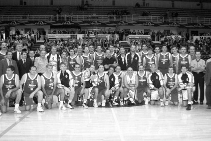 Foto de familia de ex entrenadores del Valladolid Club Baloncesto junto a los veteranos del Fórum y del Real Madrid.