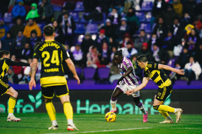 Amath conduce el balón en el partido del doblete al Zaragoza.