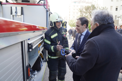El presidente de la Diputación, Conrado Íscar, presenta el nuevo vehículo escala del Servicio de Extinción de Incendios.