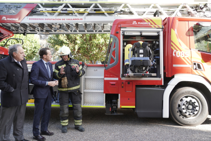 El presidente de la Diputación, Conrado Íscar, presenta el nuevo vehículo escala del Servicio de Extinción de Incendios.
