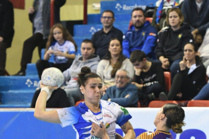 Elba Álvarez tira en el partido contra La Calzada de Gijón.