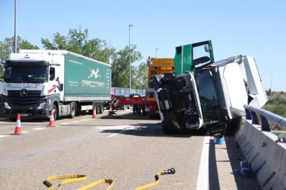 Accidente entre dos camiones y varios turismos en la VA-30