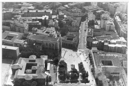 Vista aérea de la calle Angustias en 1982