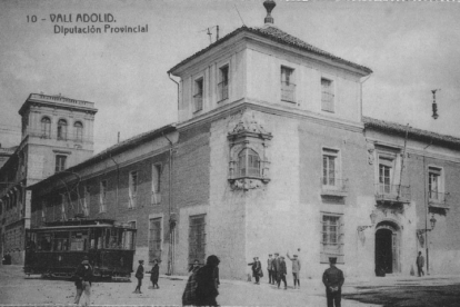 Exterior del Palacio de Pimentel a principios del siglo XX en una colección de Postales para el Recuerdo, editada por el Diario de Valladolid