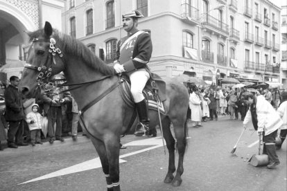 Un guardia civil a caballo en la calle Angustias durante las procesiones de Semana Santa de 2000