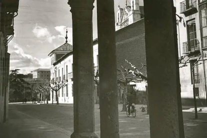 Vista del Palacio de Pimentel desde los soportales de la desaparecida casona de los Mata Linares de la calle Angustias