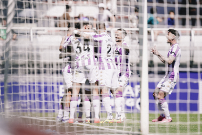El Real Valladolid celebra uno de sus goles ante el Amorebieta.