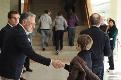 El presidente de las Cortes, Carlos Pollán, saluda a un niño