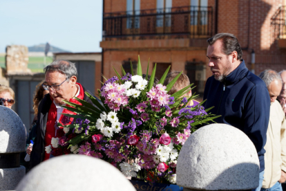 El ministro de Transportes y Movilidad Sostenible, Óscar Puente, participa en la ofrenda floral en Villalar.