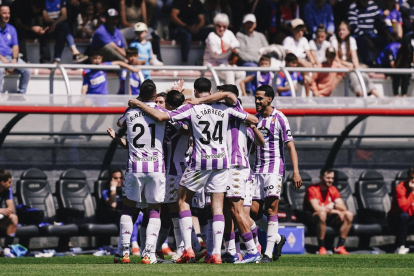 Jugadores blanquivioleta festejan uno de los tres goles marcados al Amorebieta.REAL VALLADOLID