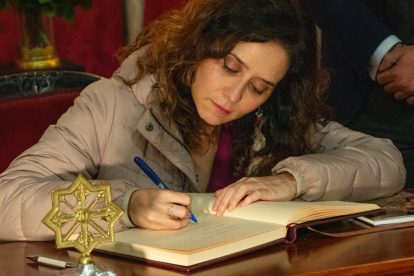 Isabel Díaz Ayuso firma en el libro de honor de la Cofradía de las Siete Palabras