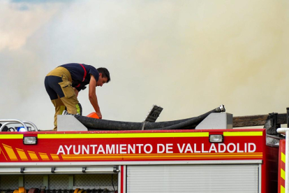 Incendio de una escombrera en la calle Arca Real